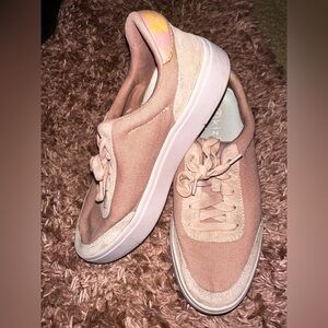 Kizik Women's Pink Casual slip on Sneakers M7 W 8.5
Athleisure walking